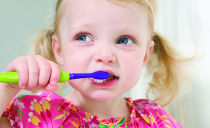 تسوس الأسنان اللبنية عند الأطفال الصغار: الأسباب والأعراض وخيارات العلاج والوقاية
