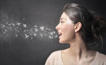 كيفية إزالة رائحة الفم الكريهة: قائمة من أفضل المنتجات الشعبية والصيدلية