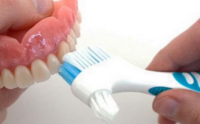 كيف وكيف لتنظيف أطقم الأسنان في المنزل