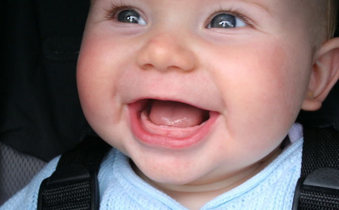 يتم قطع الأسنان في الطفل: كيف وماذا لتخدير